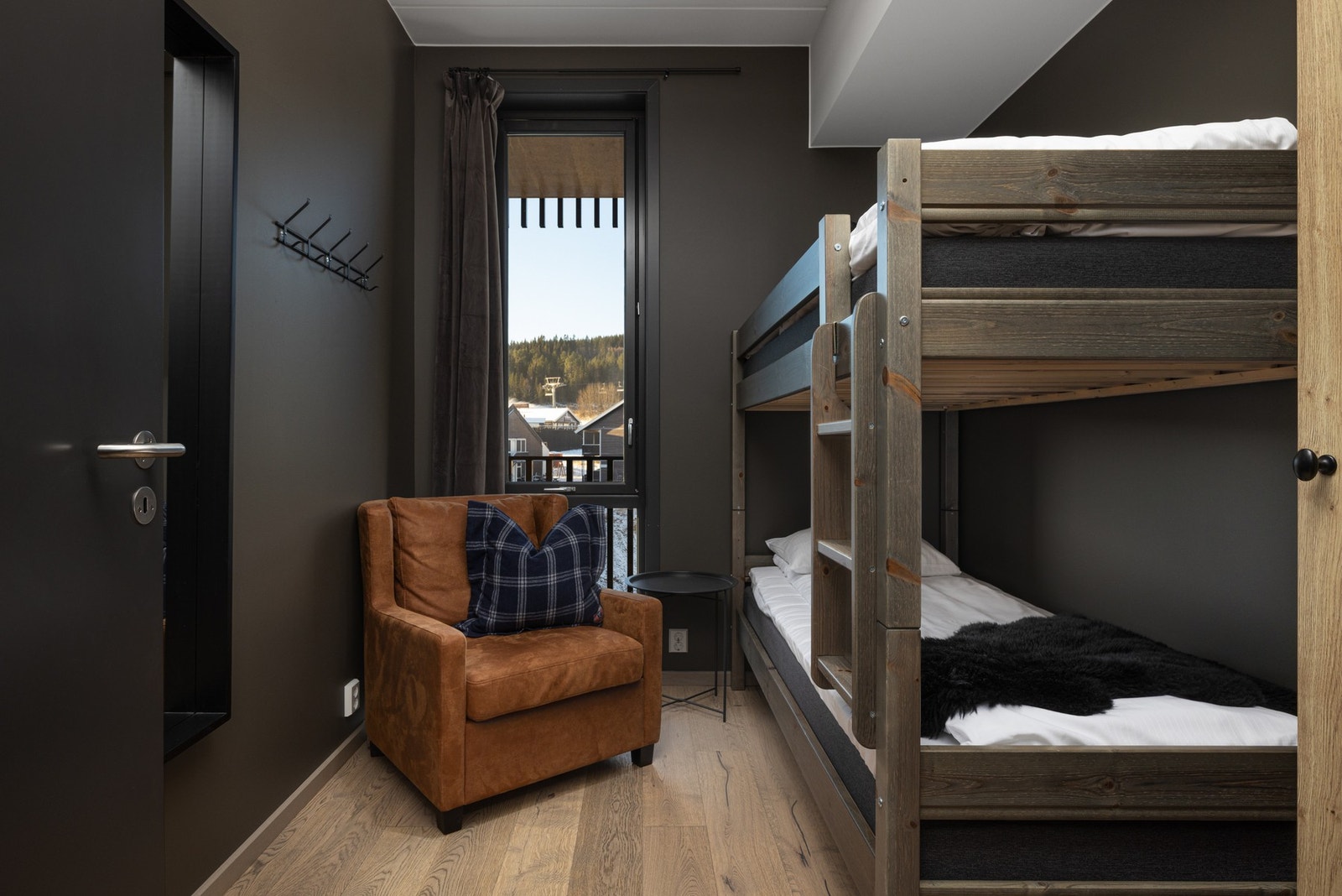 Leilighetens andre soverom er av god størrelse og er i dag innredet med køyeseng, noe som gir svært god plassutnyttelse og gjør rommet velegnet for både barn, gjester eller utleie. Galleribilde