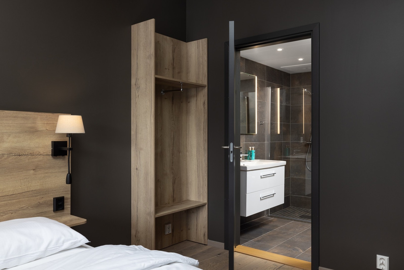 Fra hovedsoverommet har du direkte tilgang til boligens andre bad, noe som gir en praktisk og privat suitefølelse. Galleribilde