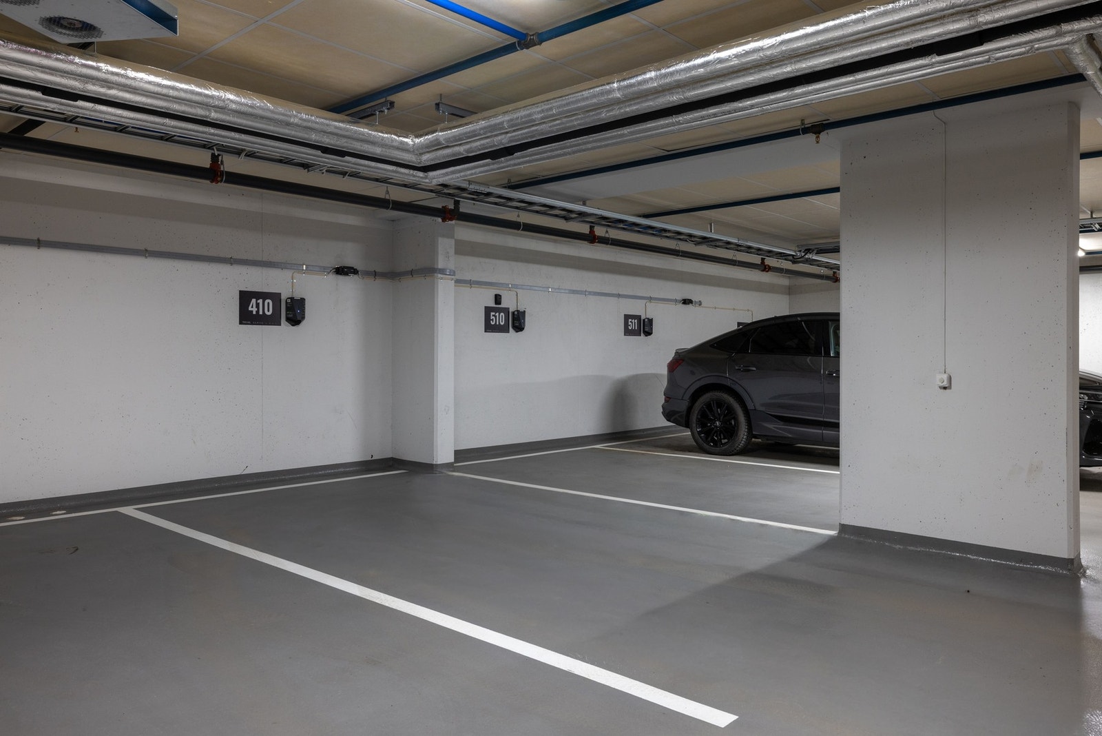 Boligen disponerer en garasjeplass (nr. 410) med elbil-lader. Galleribilde