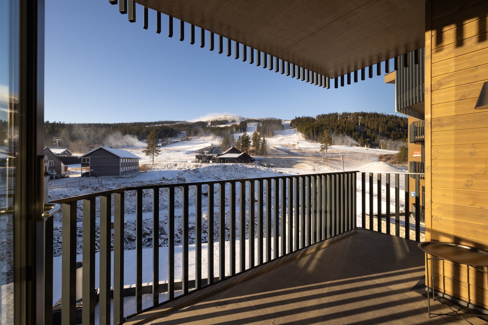 Fra stuen er det utgang til en vestvendt balkong på ca. 6 kvm med gode solforhold. Galleribilde