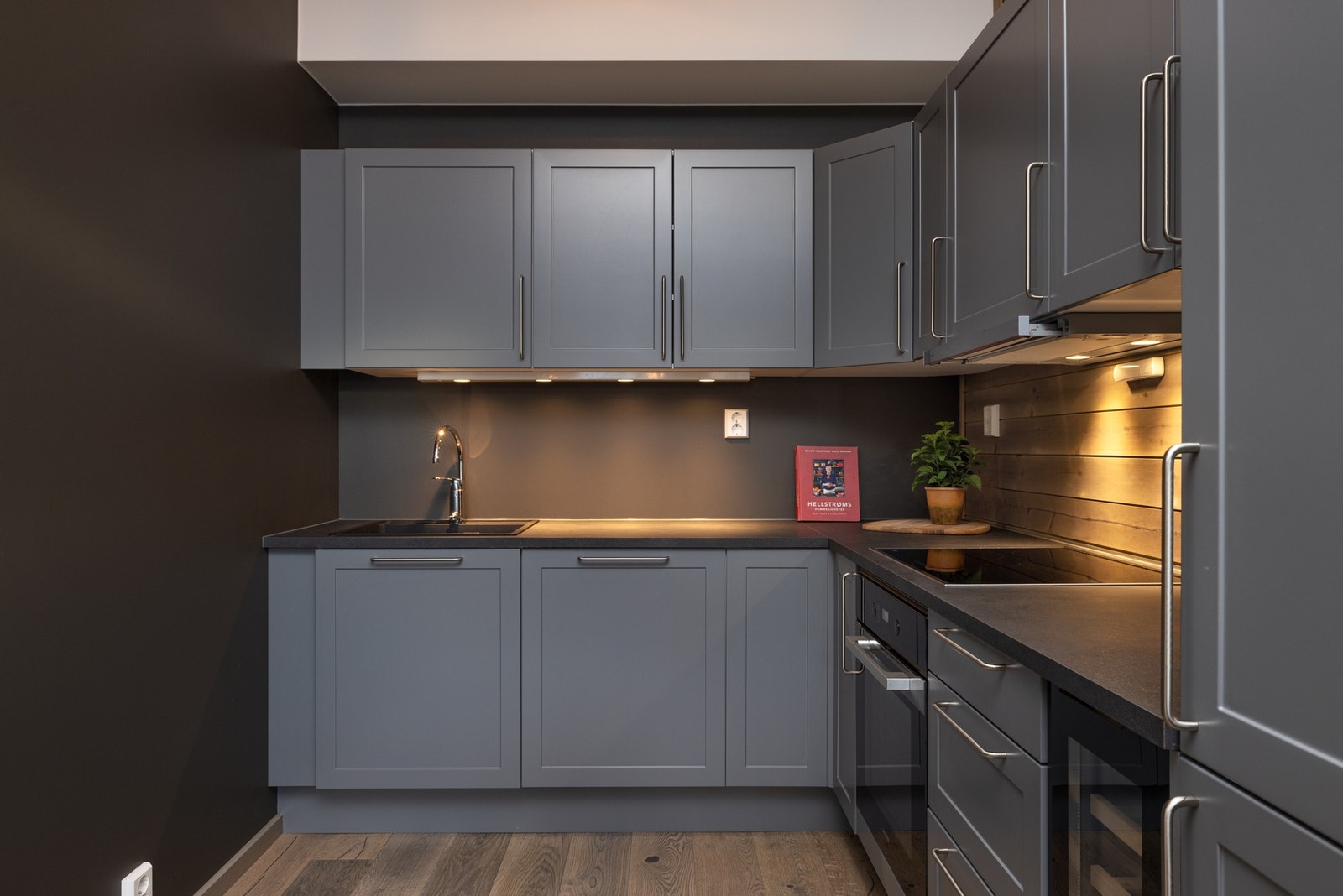 Kjøkkenet er fullt utstyrt med integrert kjøl/fryseskap, oppvaskmaskin, vinskap, platetopp og stekeovn med pyrolysefunksjon. Galleribilde