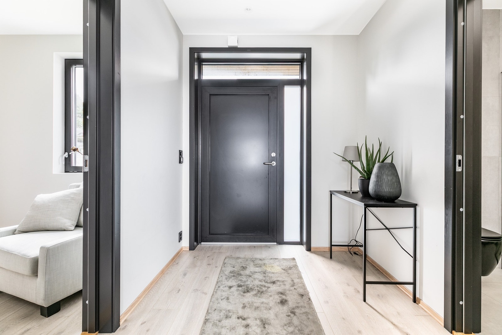 Entreen kan lukkes av stuen for å avskjerme etasjens bad og soverom fra den sosiale sonen. Galleribilde