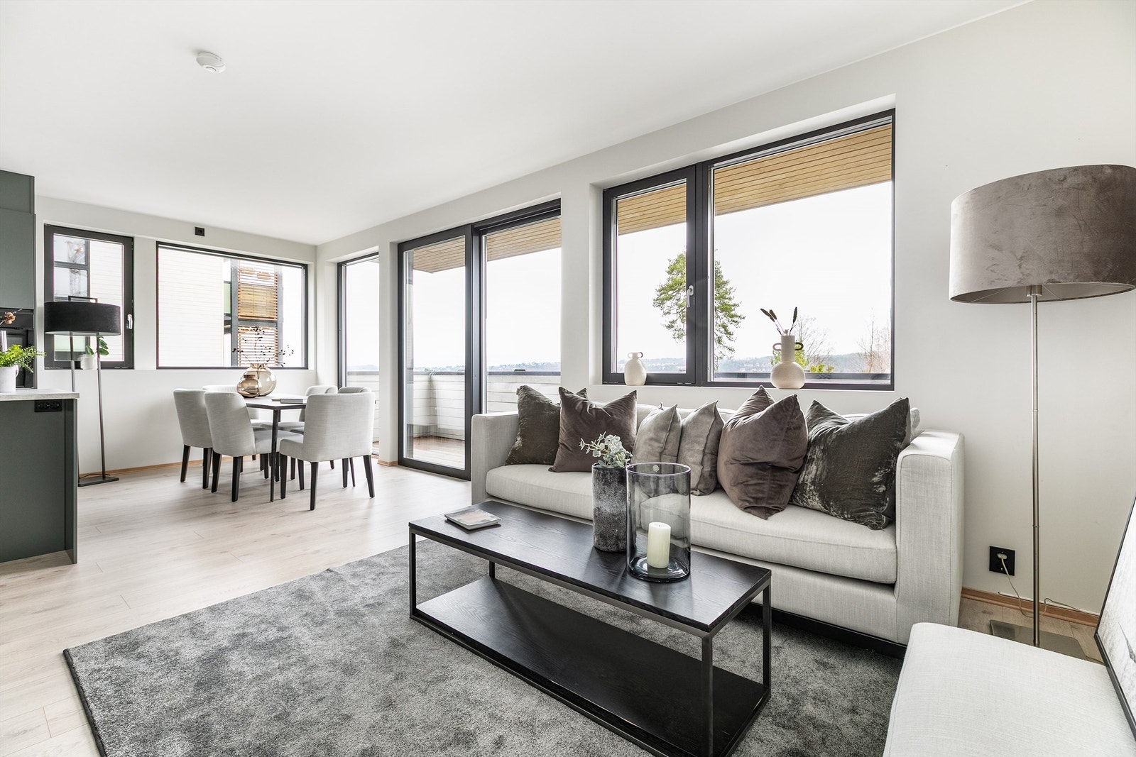 I første etasje er stue og kjøkken sømløst forbundet i en åpen sosial sone. Galleribilde