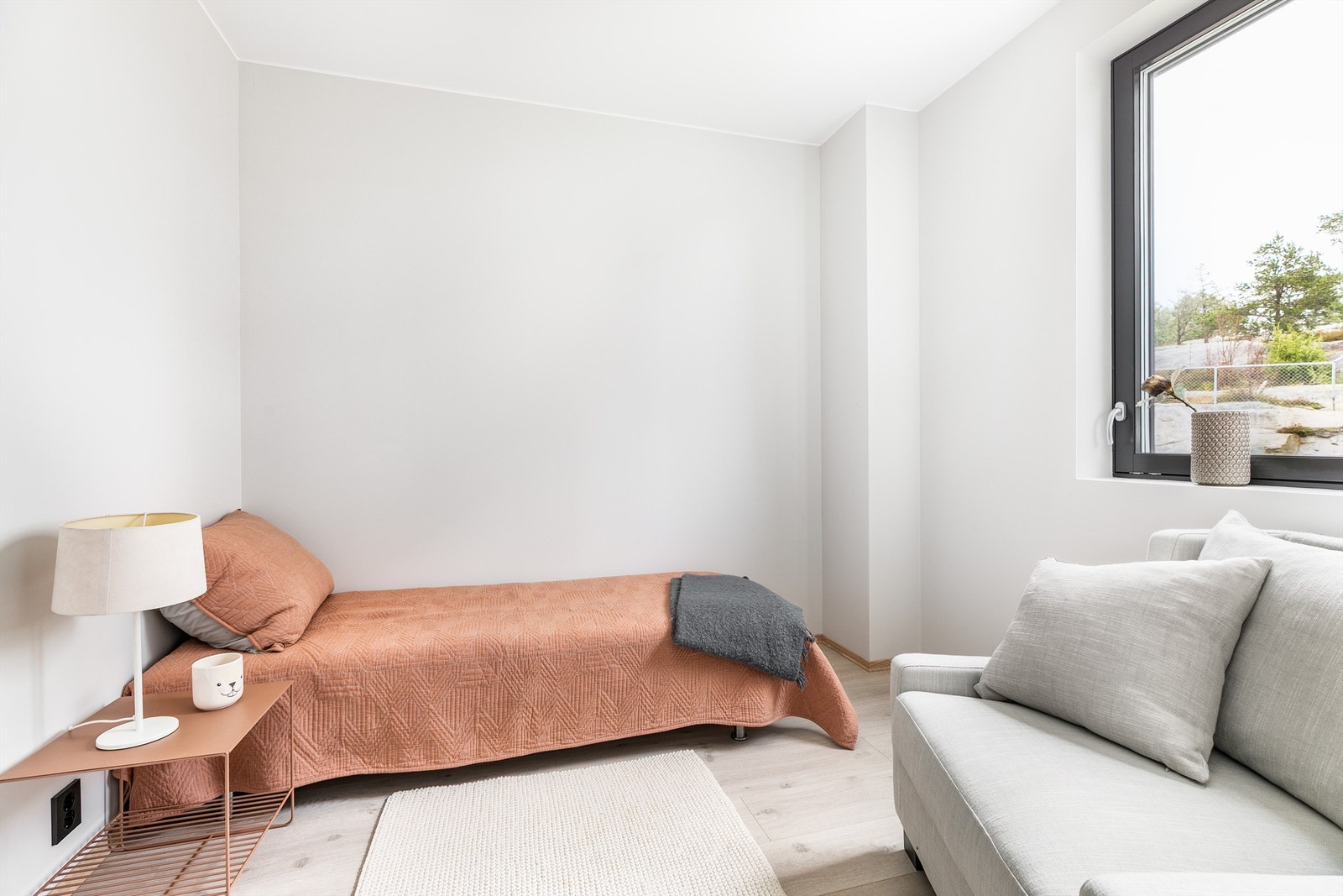 Med over 7 kvm. gulvflate er soverommet i første etasje et naturlig barne-/gjesterom og velfungerende også som kontor. Galleribilde