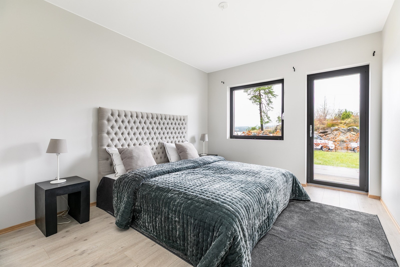 Underetasjens to soverom er begge av ekstra gode størrelser, dette på over 12 kvm. Galleribilde