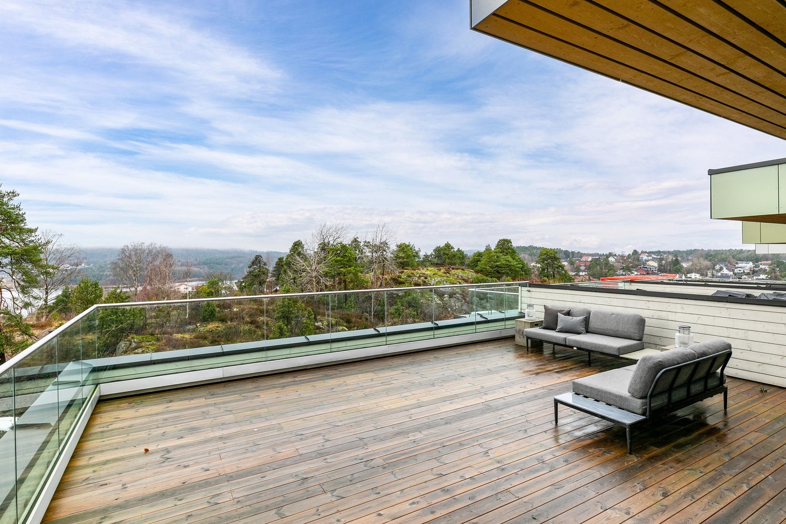 Sommerstid kan du glede deg over kveldssol på takaltanen helt frem til solen går ned bak Jeløy. Galleribilde