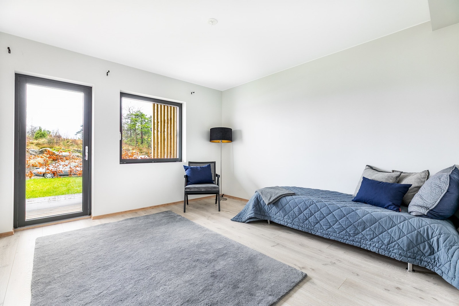 Med nær 14 kvm. har dette soverommet også bruksmulighet som en stue for underetasjen. Galleribilde