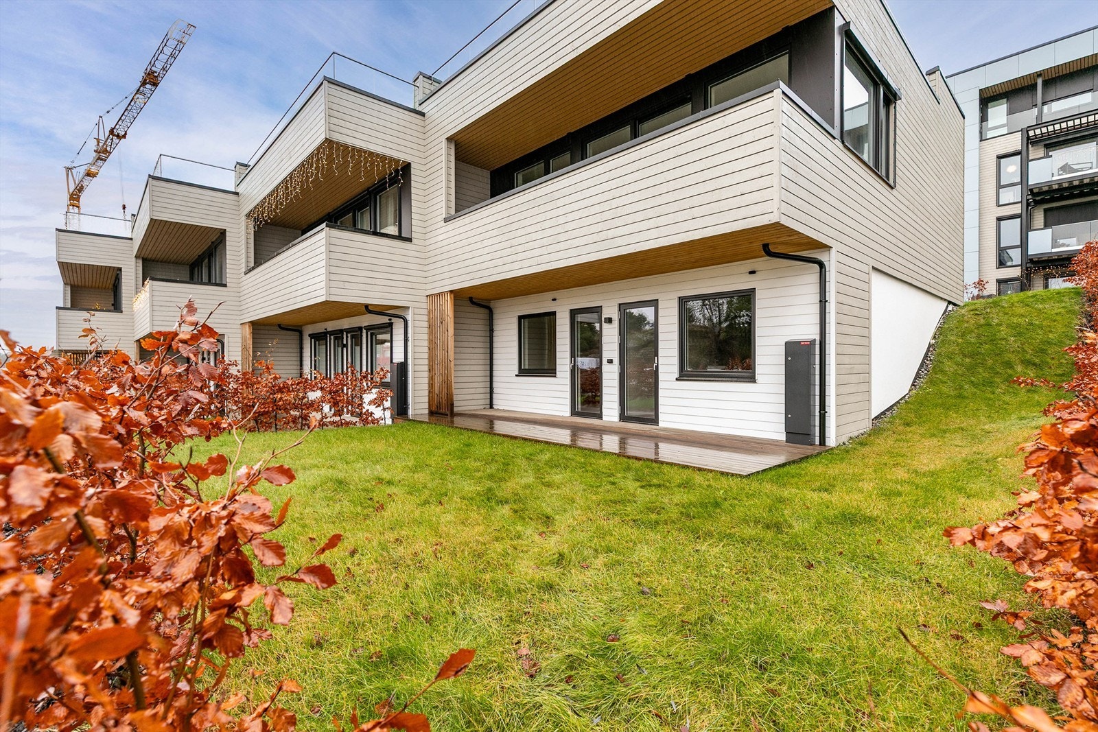 Hagen er per definisjon fellesareal, men avgrenset med hekk og tilfaller naturlig denne boligen. Galleribilde