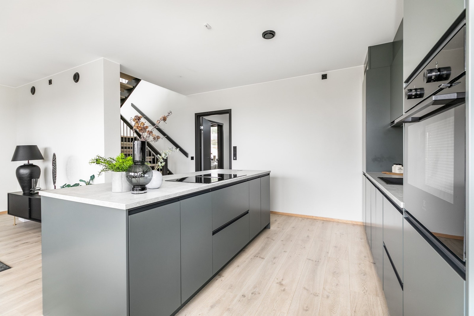 Det er vannbåren gulvvarme i alle oppholdsrom og termostat til hvert rom/sone. Galleribilde