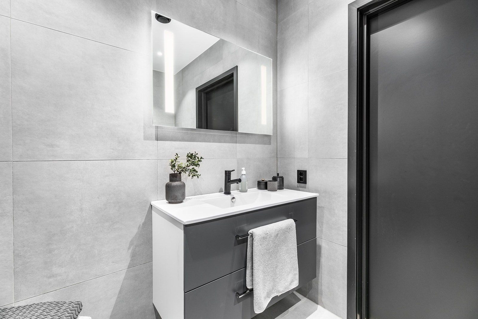 Romløsningen med innbydende bad i begge etasjer er både praktisk og bekvemmelig. Galleribilde