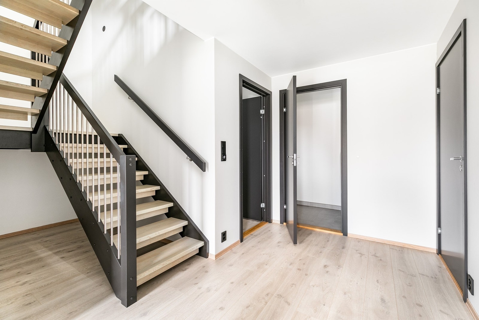 I underetasjen er det lagrings-/oppbevaringsmuligheter både under trappen og i en stor bod ved gangen. Her finnes også bad og vaskerom. Galleribilde