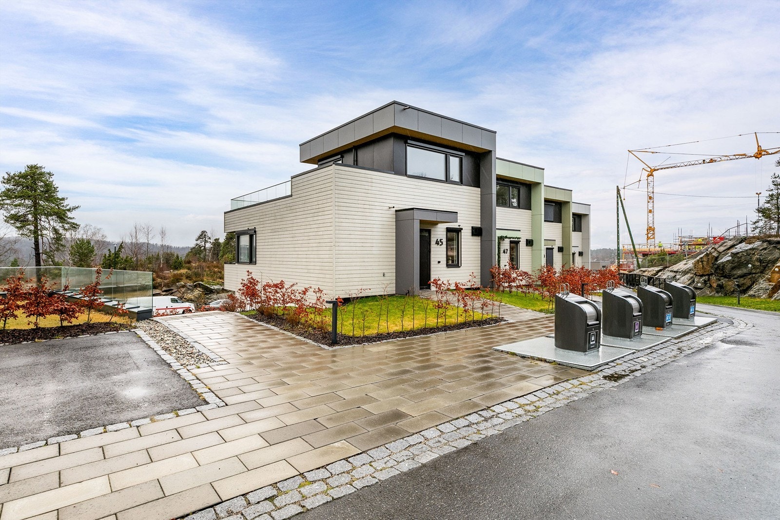 Sameiet består av 12 boligseksjoner, hvorav fire inngår i denne husrekken - lengst nord på sameiets område. Galleribilde