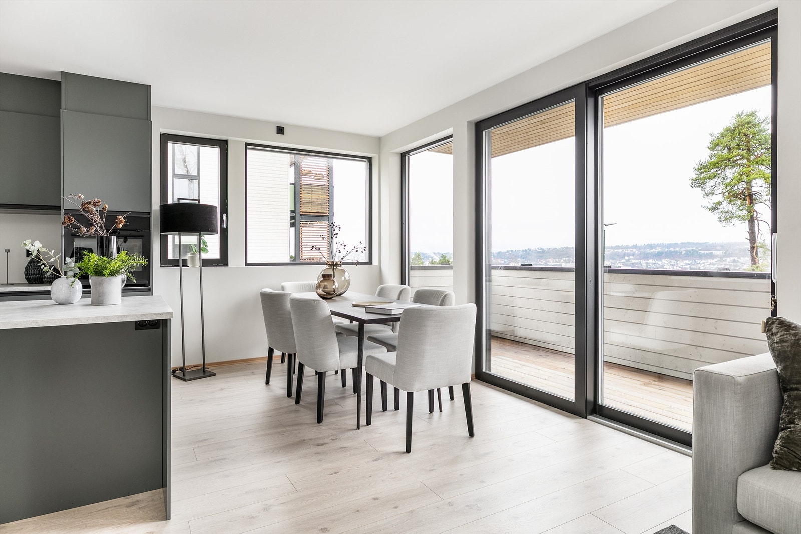 Med spisegruppen foran vinduene får du følge av den fine utsikten til måltidene. Vinduene gir både gode lysforhold og en luftig romfølelse. Galleribilde