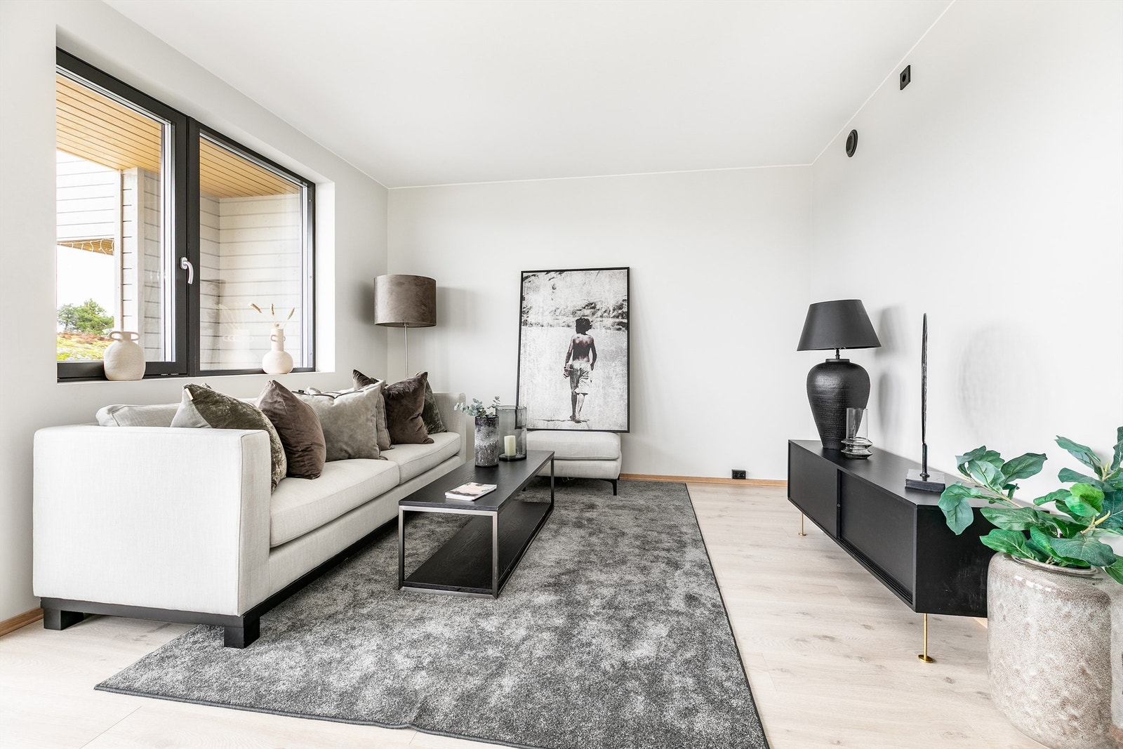 Lys én-stavs eikelaminat kombinert med glatte flater på vegger og himlinger gir boligen et helhetlig, skandinavisk stilpreg. Galleribilde