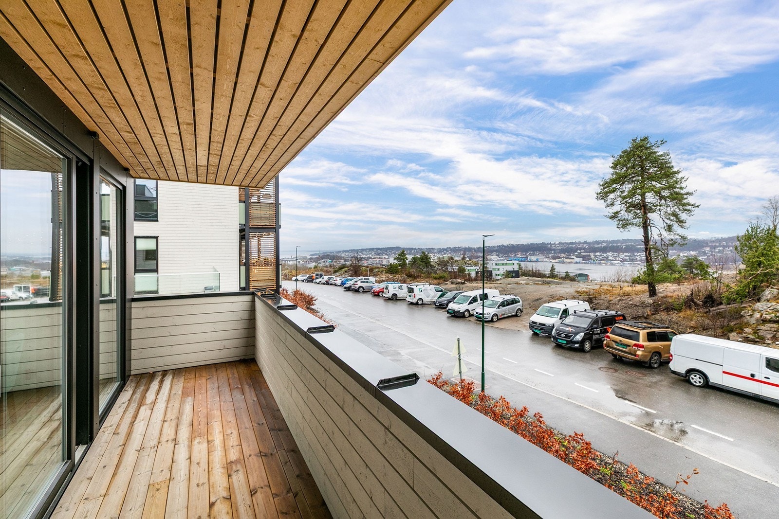 På balkongen tilknyttet første etasje sees vel så flott utsikt som på takaltanen over. Galleribilde