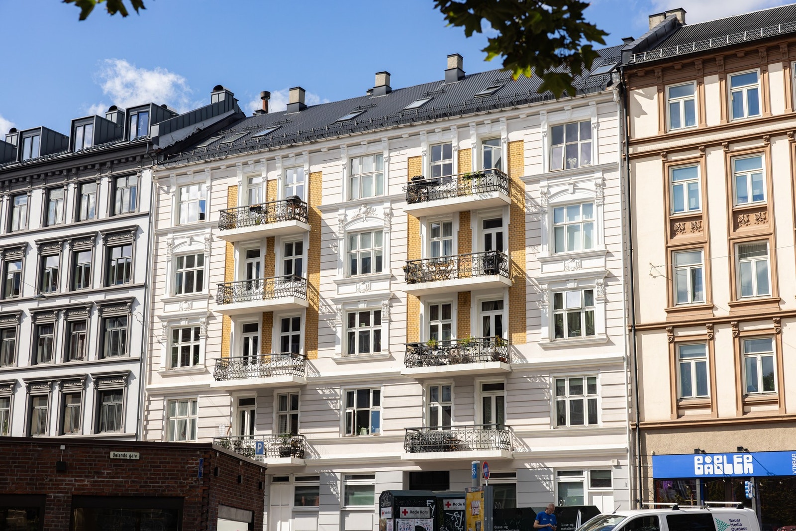 Her blir du boende i en ærverdig bygård fra 1898 med god vedlikeholdshistorikk. Galleribilde