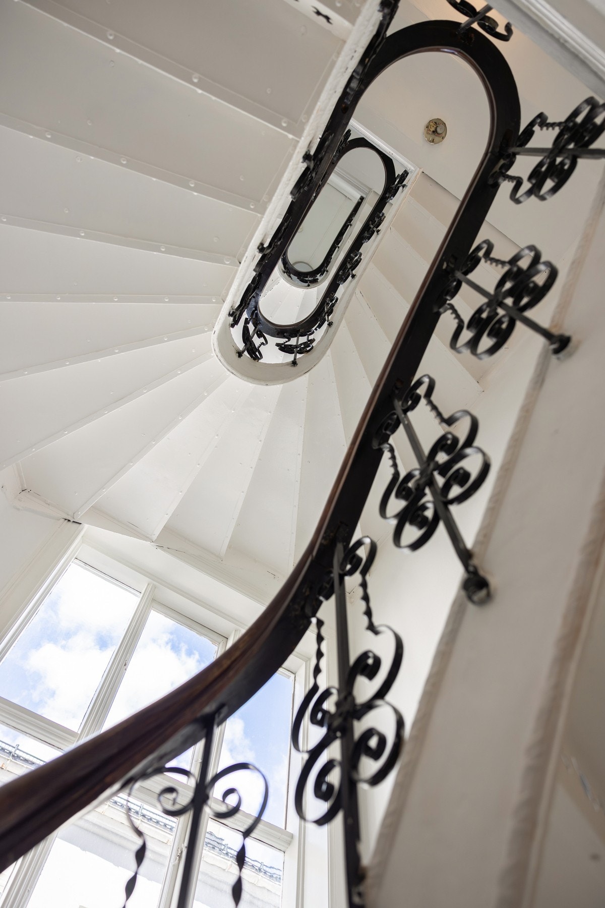 Boligen er fint plassert i bygårdens tredje etasje. Galleribilde