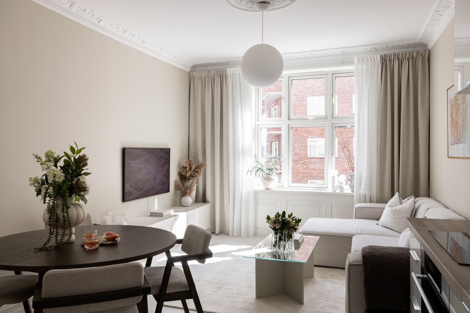 Leiligheten fremstår innbydende og velutnyttet, med en planløsning som gir en romslig og luftig følelse. Galleribilde