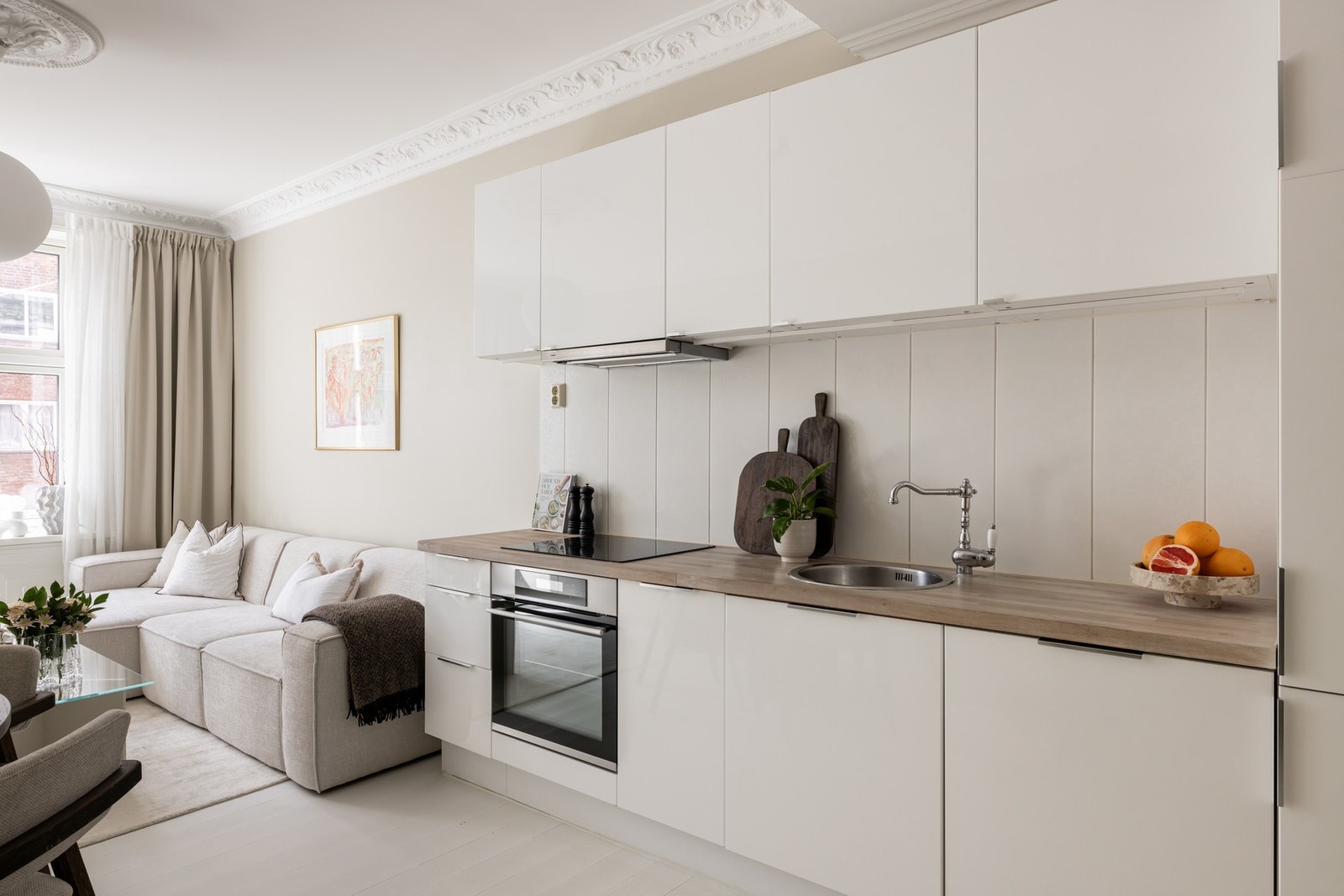 Kjøkkenet er utstyrt med integrerte hvitevarer, herunder stekeovn, induksjonstopp, oppvaskmaskin og kombiskap. Galleribilde