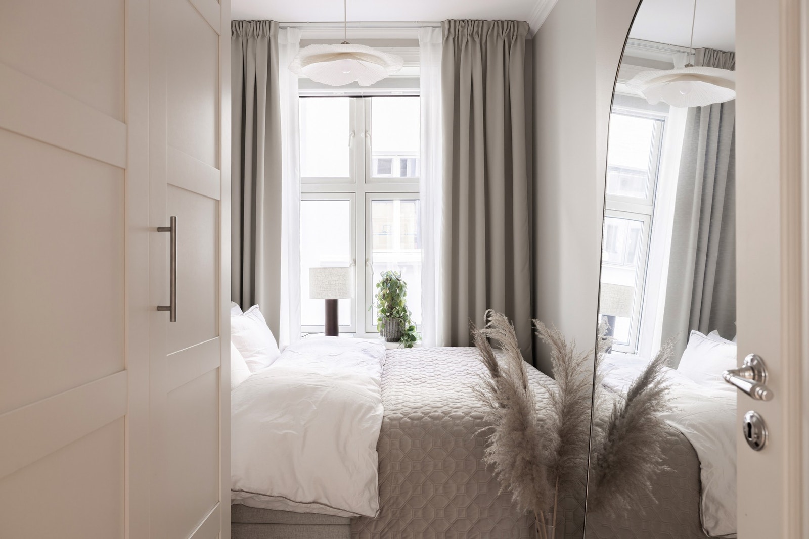 Det store vinduet slipper inn godt med naturlig lys, og de dype vinduskarmene gir både et dekorativt preg og praktisk plass til oppbevaring av mindre gjenstander. Galleribilde