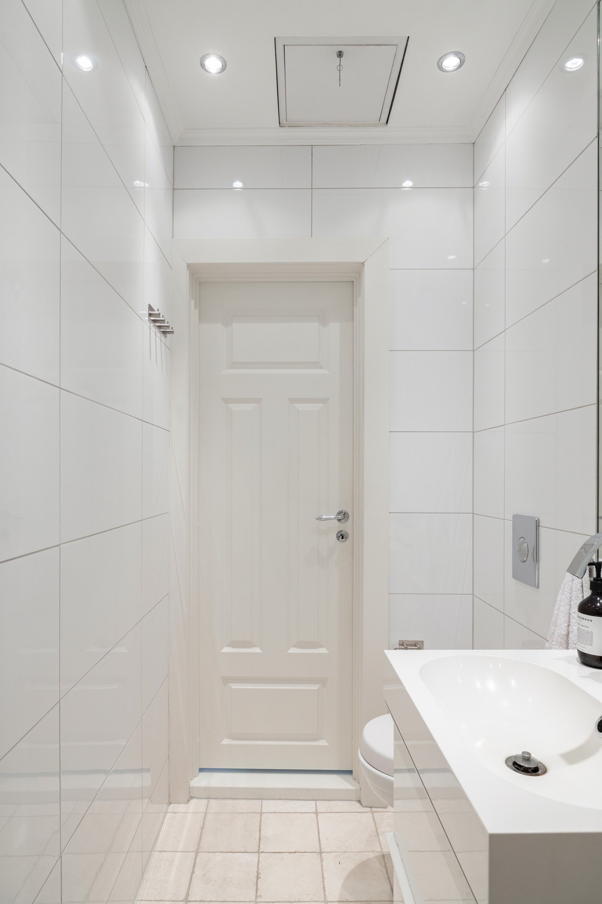 Opplegg for vaskemaskin befinner seg i boden i oppgangen. Galleribilde