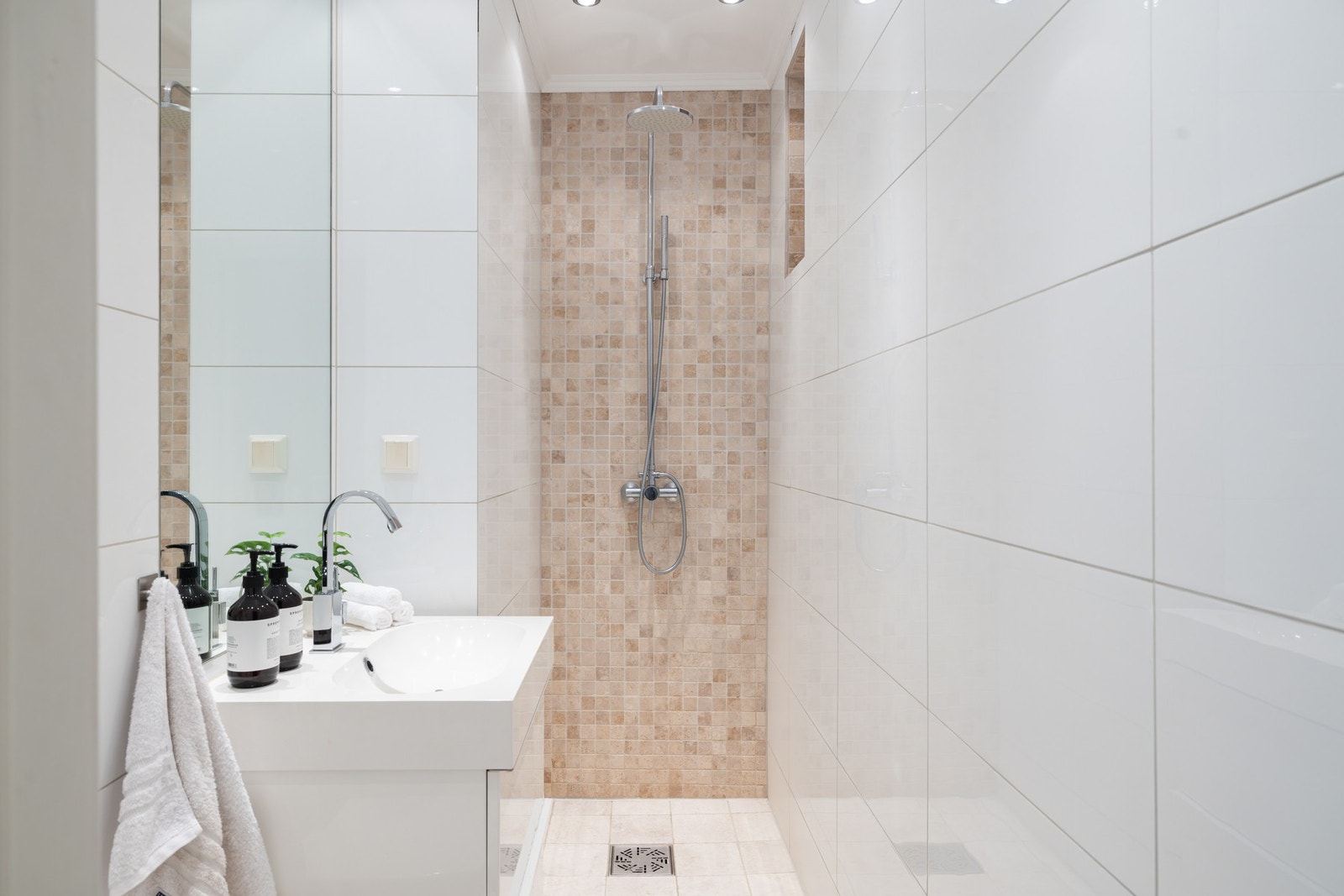 Baderommet er tidløst og velholdt med flislagte overflater og varmekabler i gulvene. Galleribilde