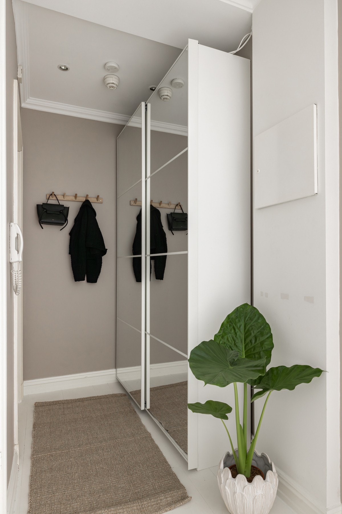 Her er det plass til skyvedørsgarderobe med speilfronter som gir gode oppbevaringsmuligheter. Galleribilde