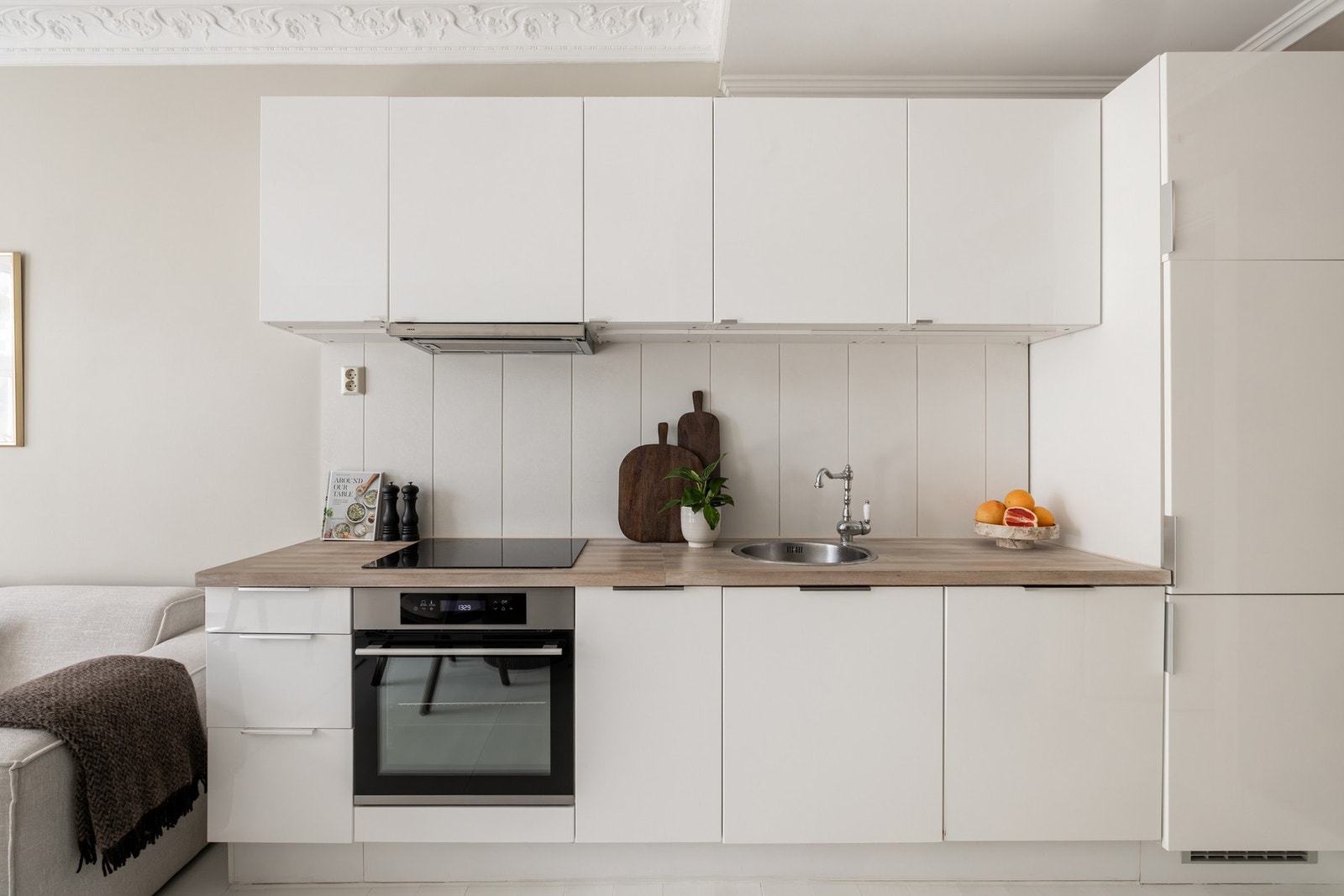 Kjøkkeninnredningen har glatte, hvite fronter fra IKEA og gir et tidløst uttrykk. Galleribilde