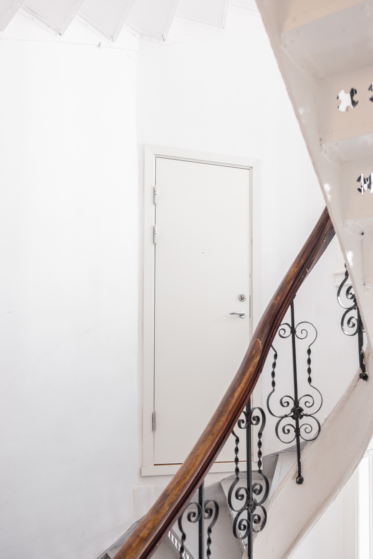 Merk at megler ikke har mottatt formell bekreftelse fra styret angående eksklusiv bruksrett til boden i mellometasjen. Boden er i praksis disponert av leiligheten og det foreligger ingen uenighet med nabo. Galleribilde