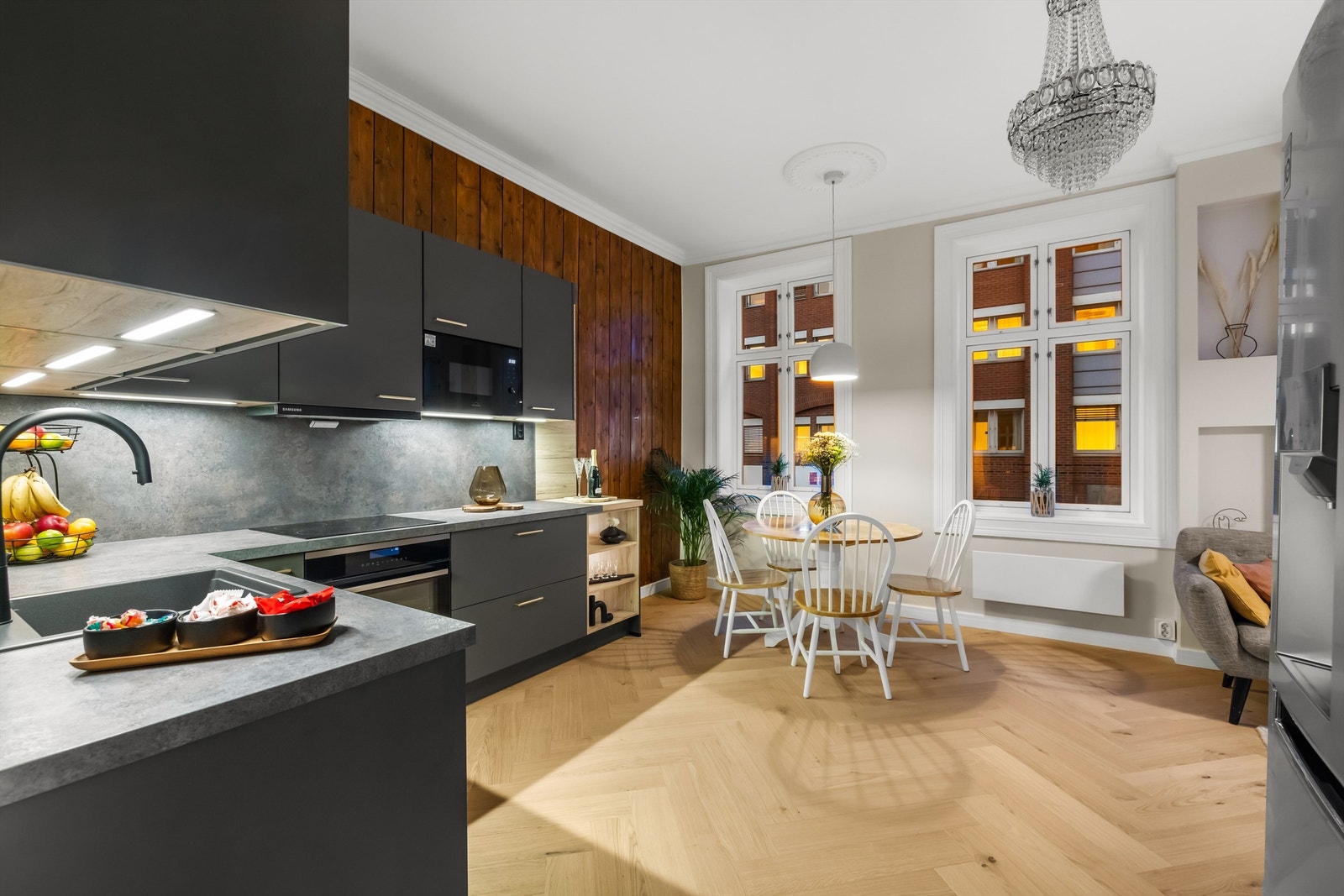 En fondvegg i tre gir en varm kontrast til det ellers moderne uttrykket. Galleribilde