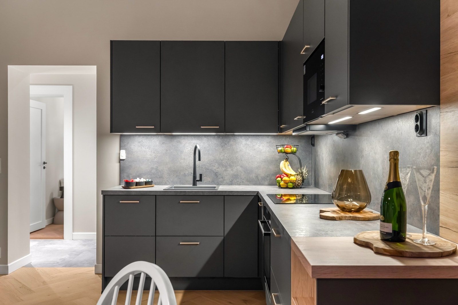 Innredningen byr på rikelig med skap- og benkeplass for matlaging og oppbevaring. Galleribilde