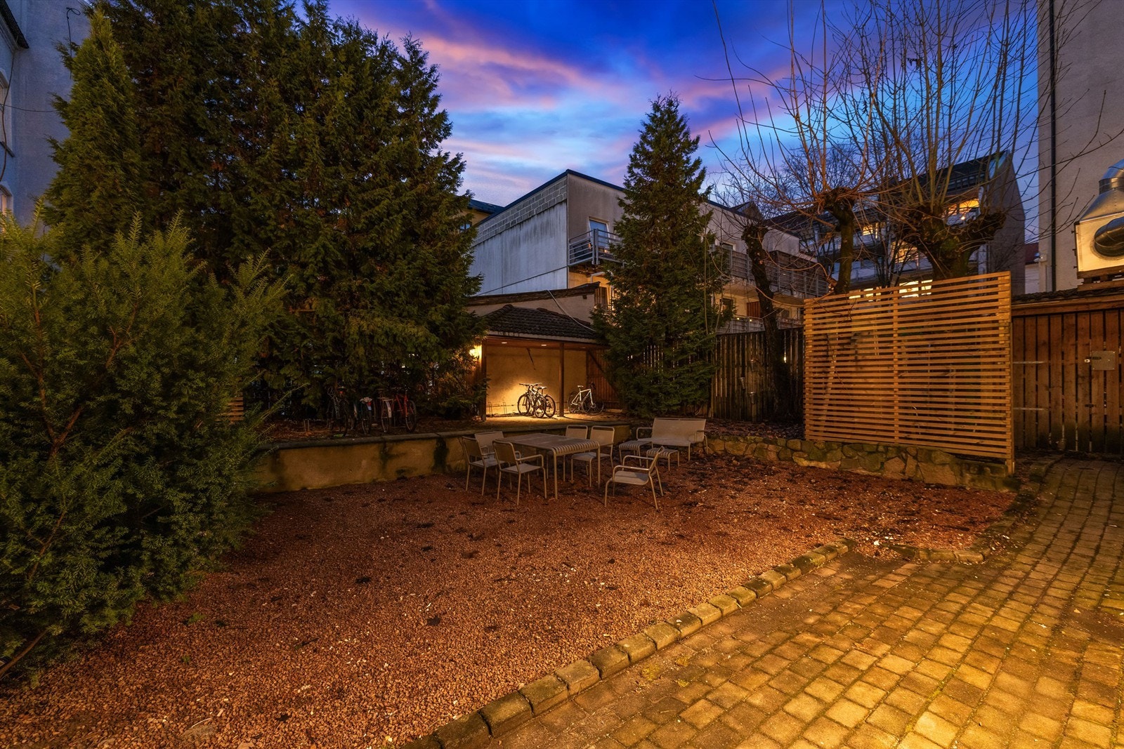 Bakgården er et rolig fellesområde, skjermet fra byens gater. Galleribilde