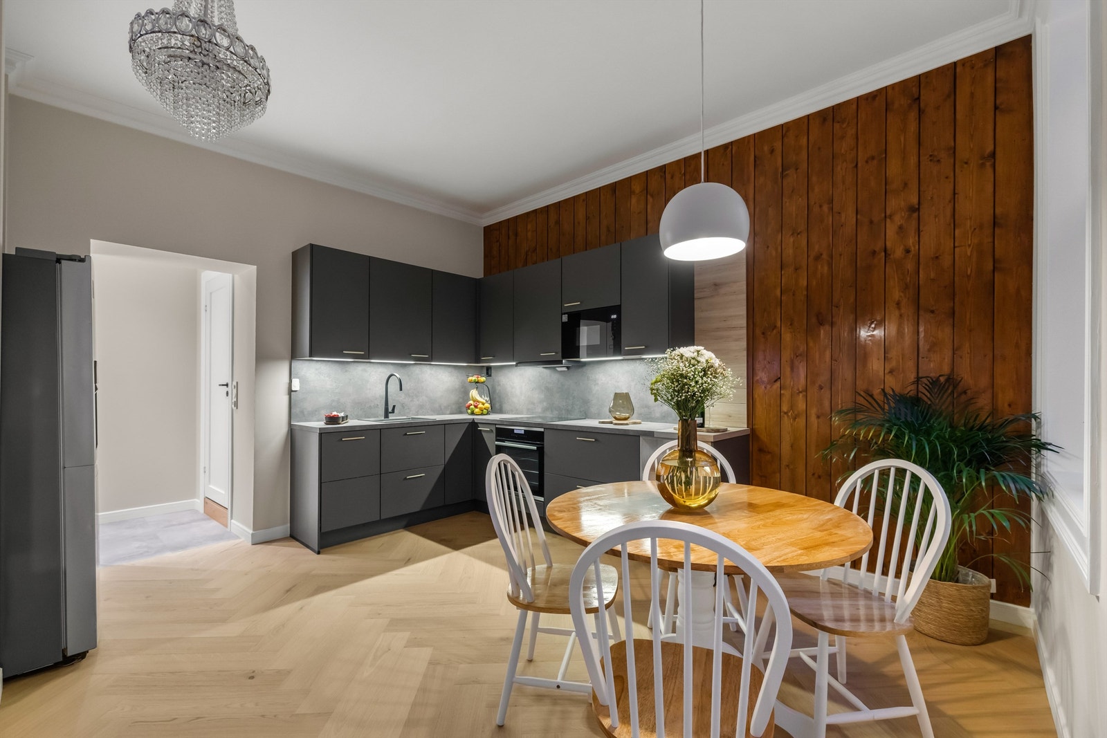 Kjøkkenet har en moderne innredning med slette, mørke fronter. Galleribilde