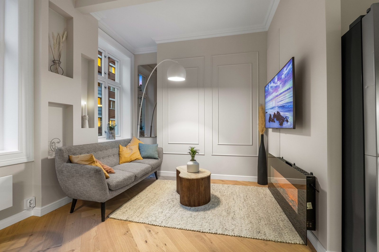 Gjennomgående listverk og detaljer gir et helhetlig og stilrent preg. Galleribilde