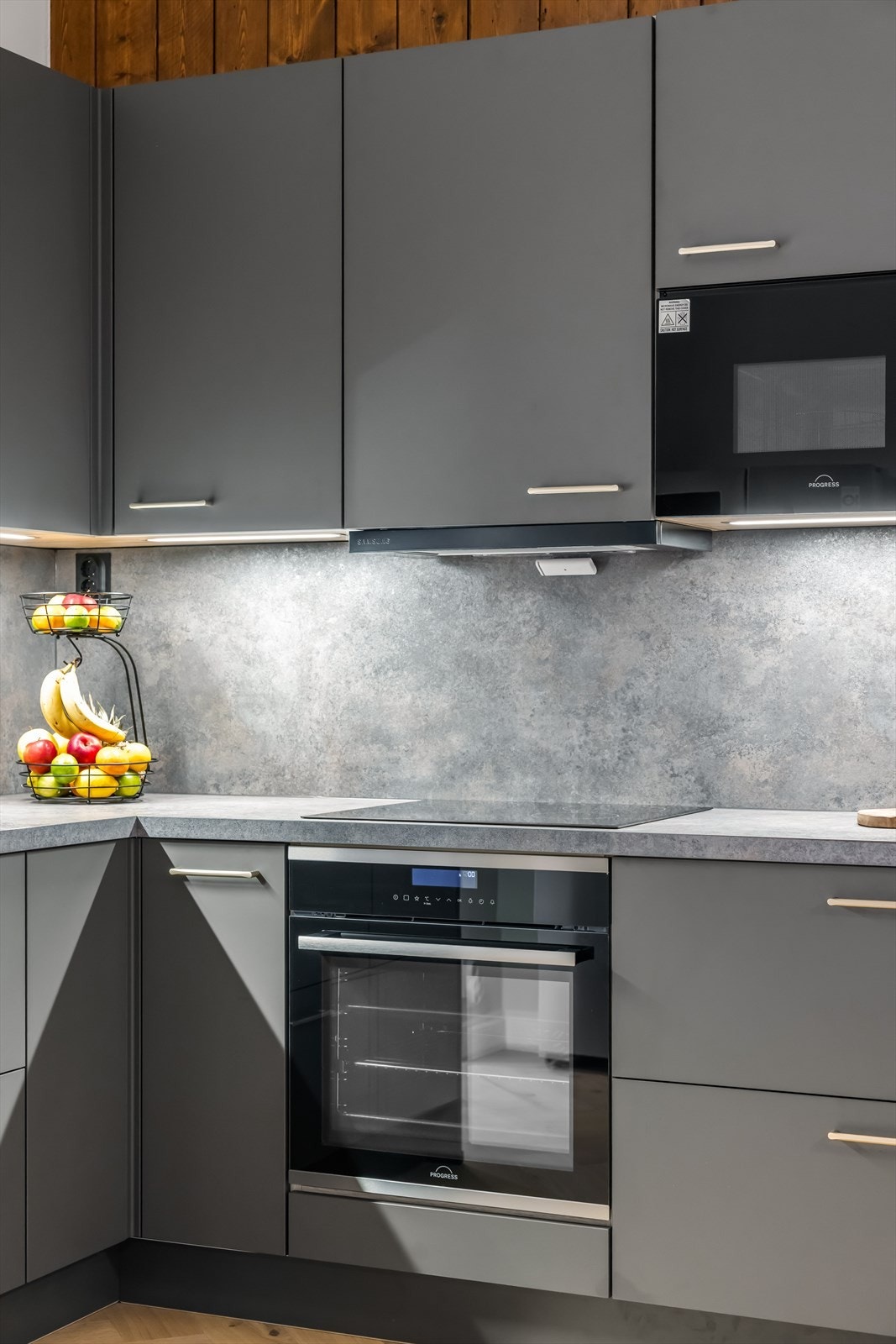 Integrert stekeovn, mikrobølgeovn og platetopp medfølger i handelen. Galleribilde