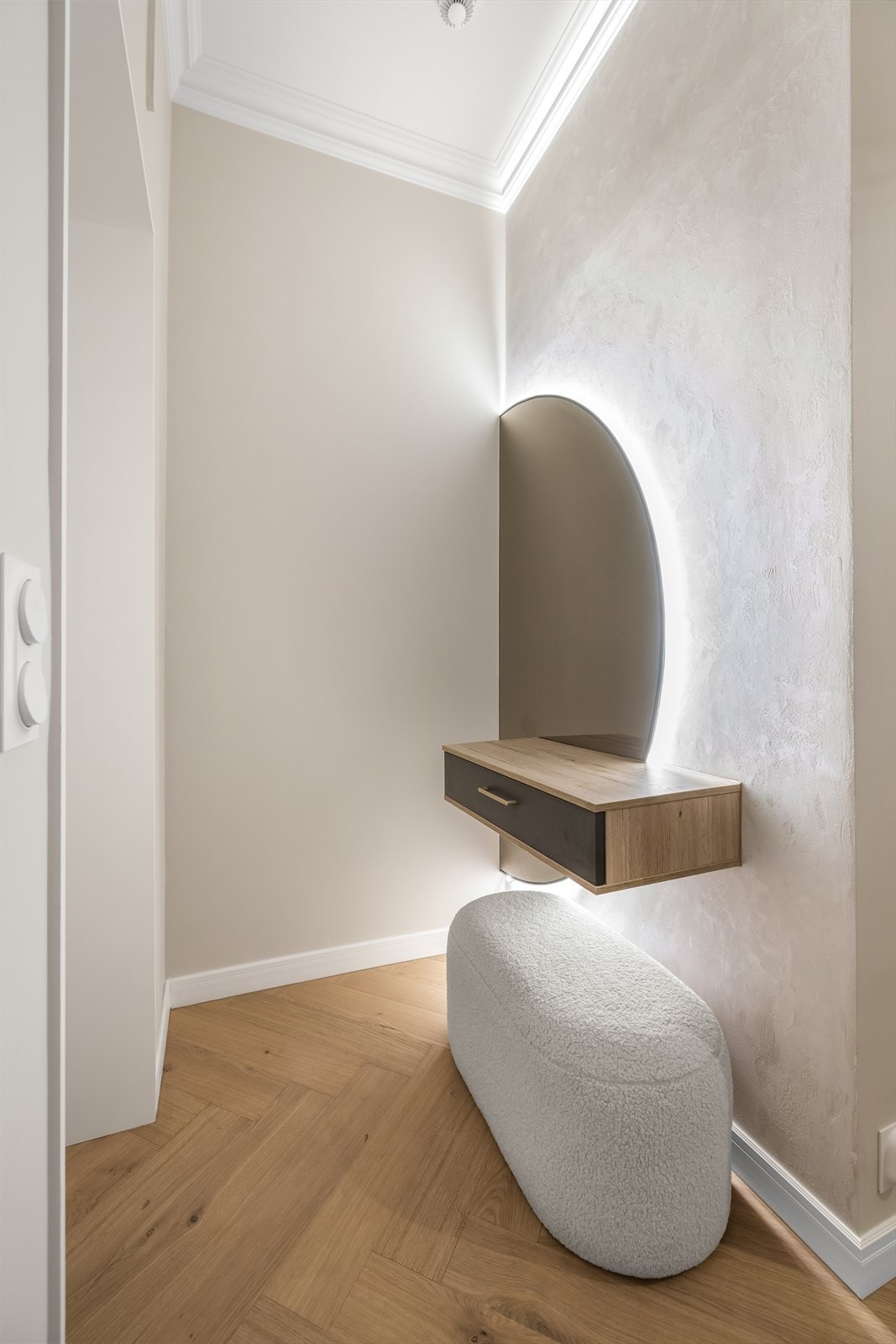 Integrert belysning i speilet gir et funksjonelt og behagelig lys. Galleribilde