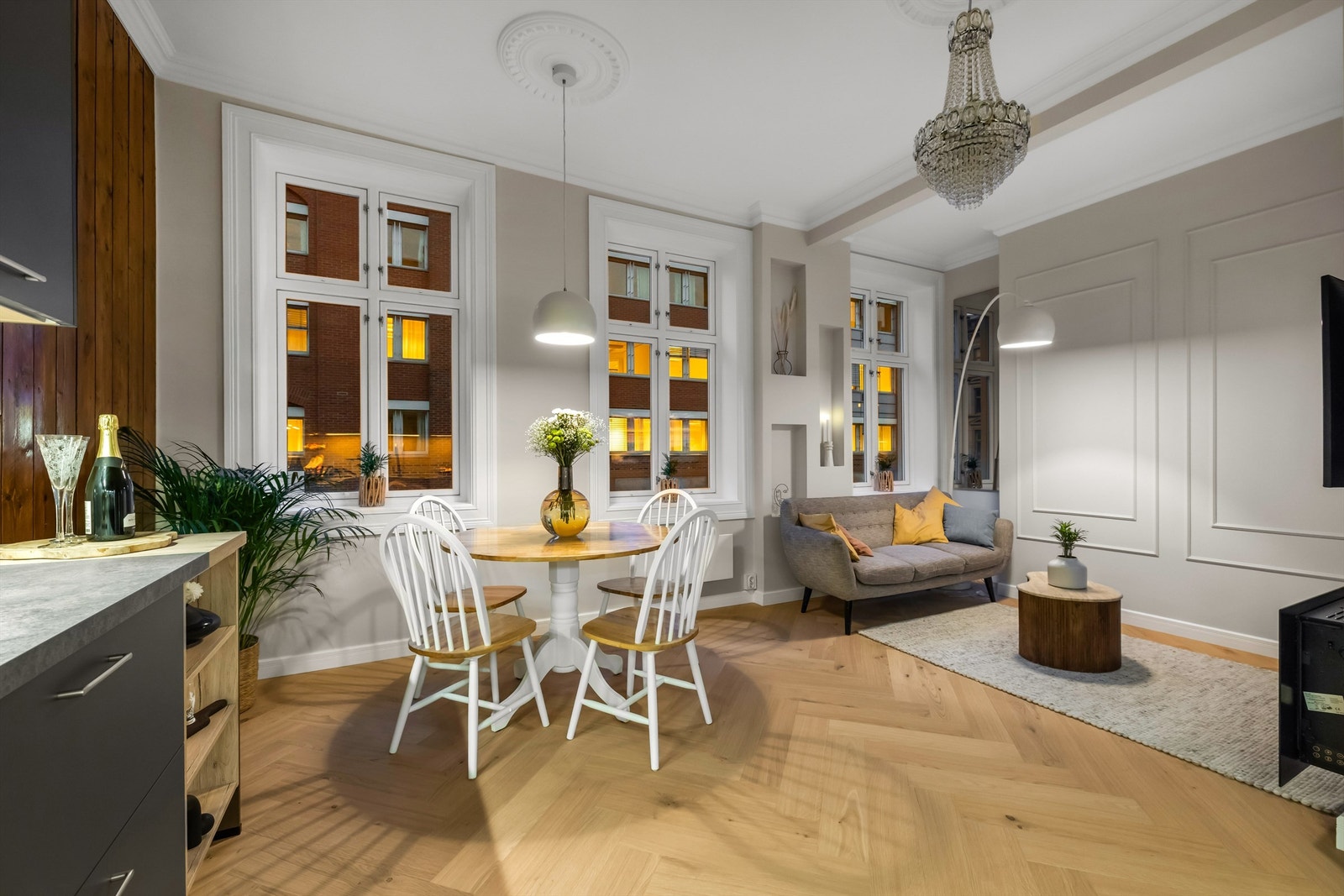 Store vindusflater slipper inn godt med lys og bidrar til romfølelsen. Galleribilde