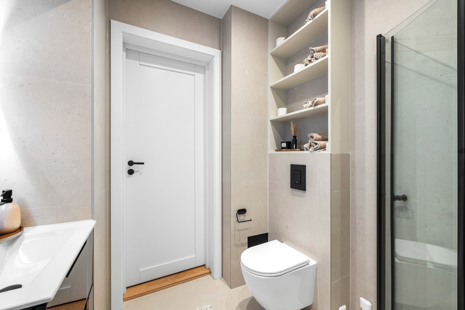 Plassbygde hyller gir god og praktisk oppbevaring på badet. Galleribilde