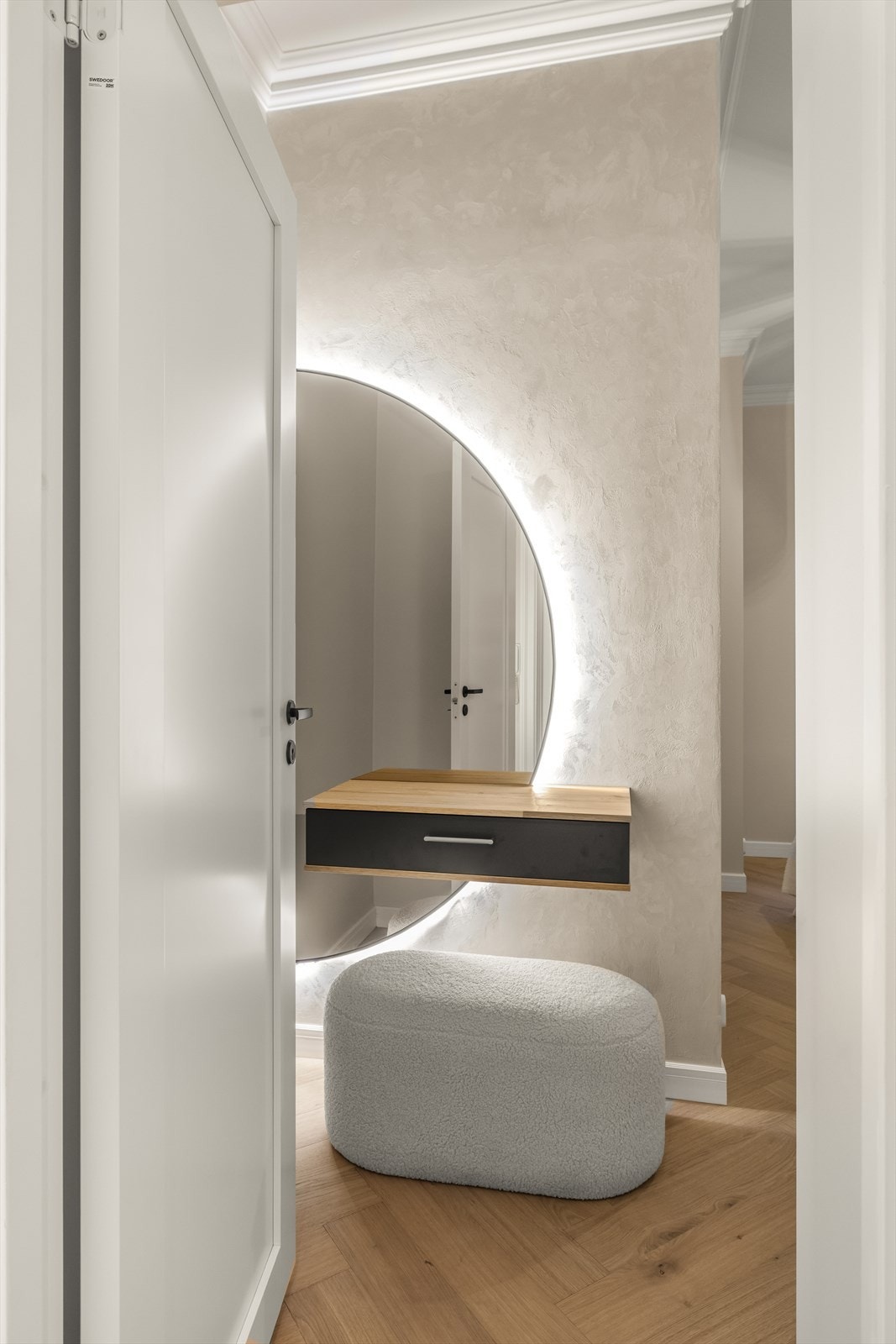En smart nisje i gangen kan fungere som en liten arbeids- eller sminkeplass. Galleribilde