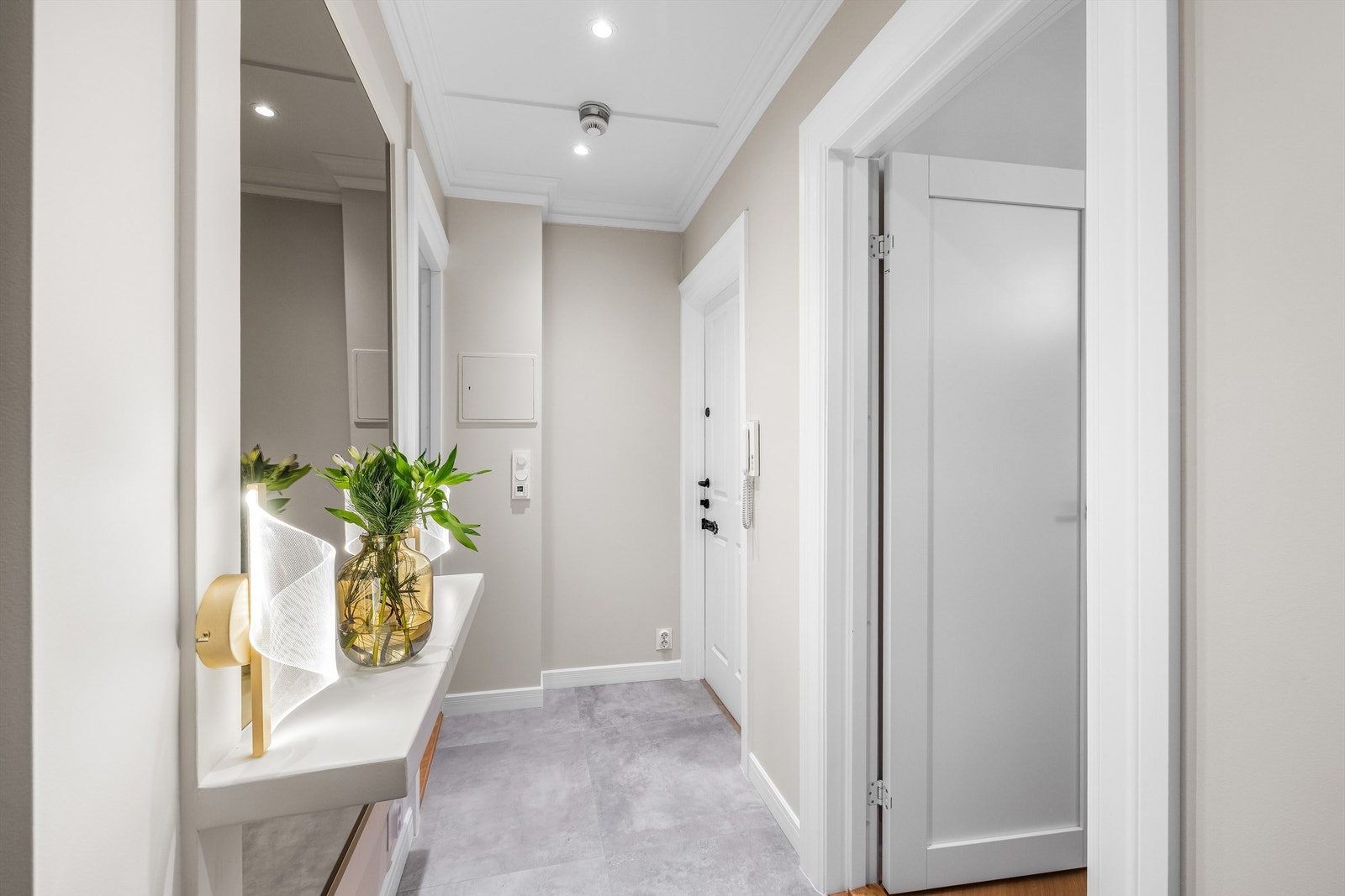 Velkommen inn i en lys og meget innbydende entré med slitesterke fliser på gulvet. Galleribilde