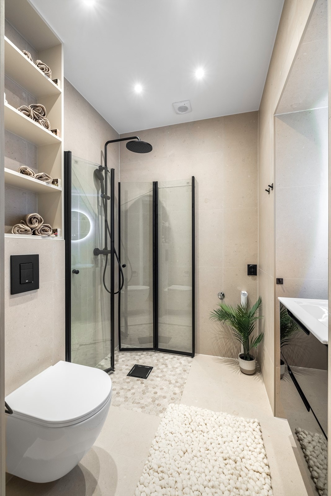 Her er det dusjhjørne med innfellbare glassdører og opplegg for vaskemaskin. Galleribilde