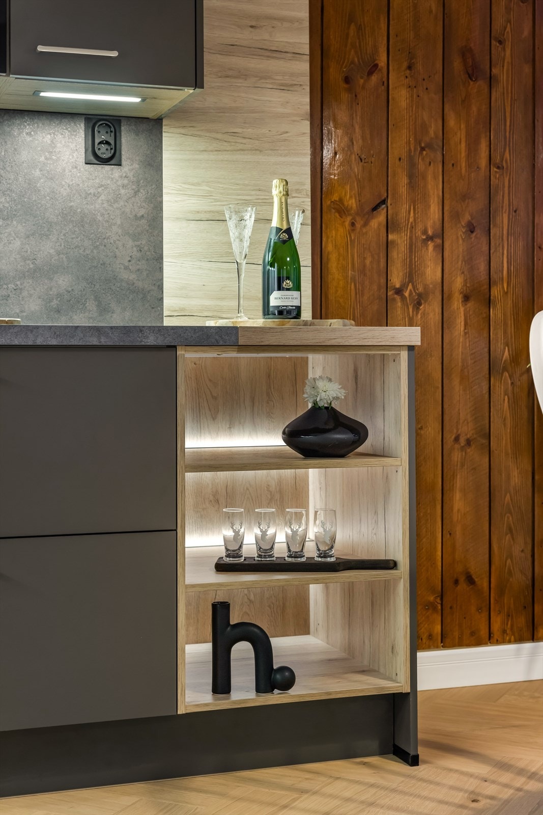 Praktiske og dekorative, åpne hyller med integrert belysning. Galleribilde