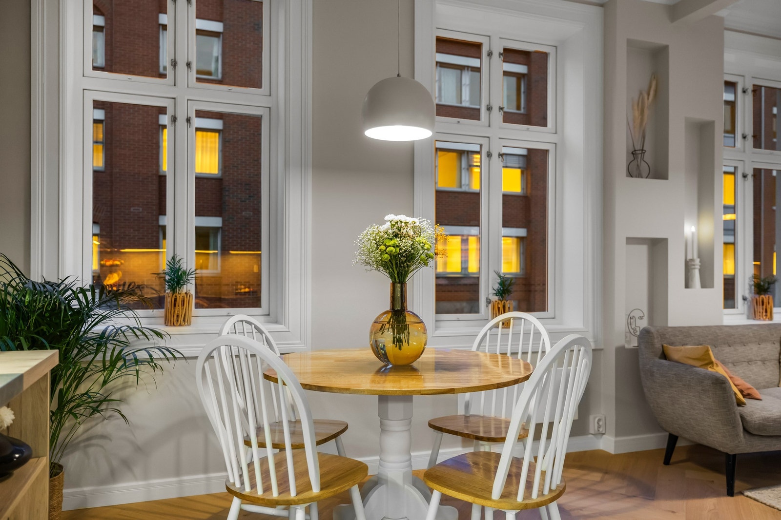 De høye vinduene og dype vinduskarmene gir ekstra avstillingsplass og karakter til rommet. Galleribilde