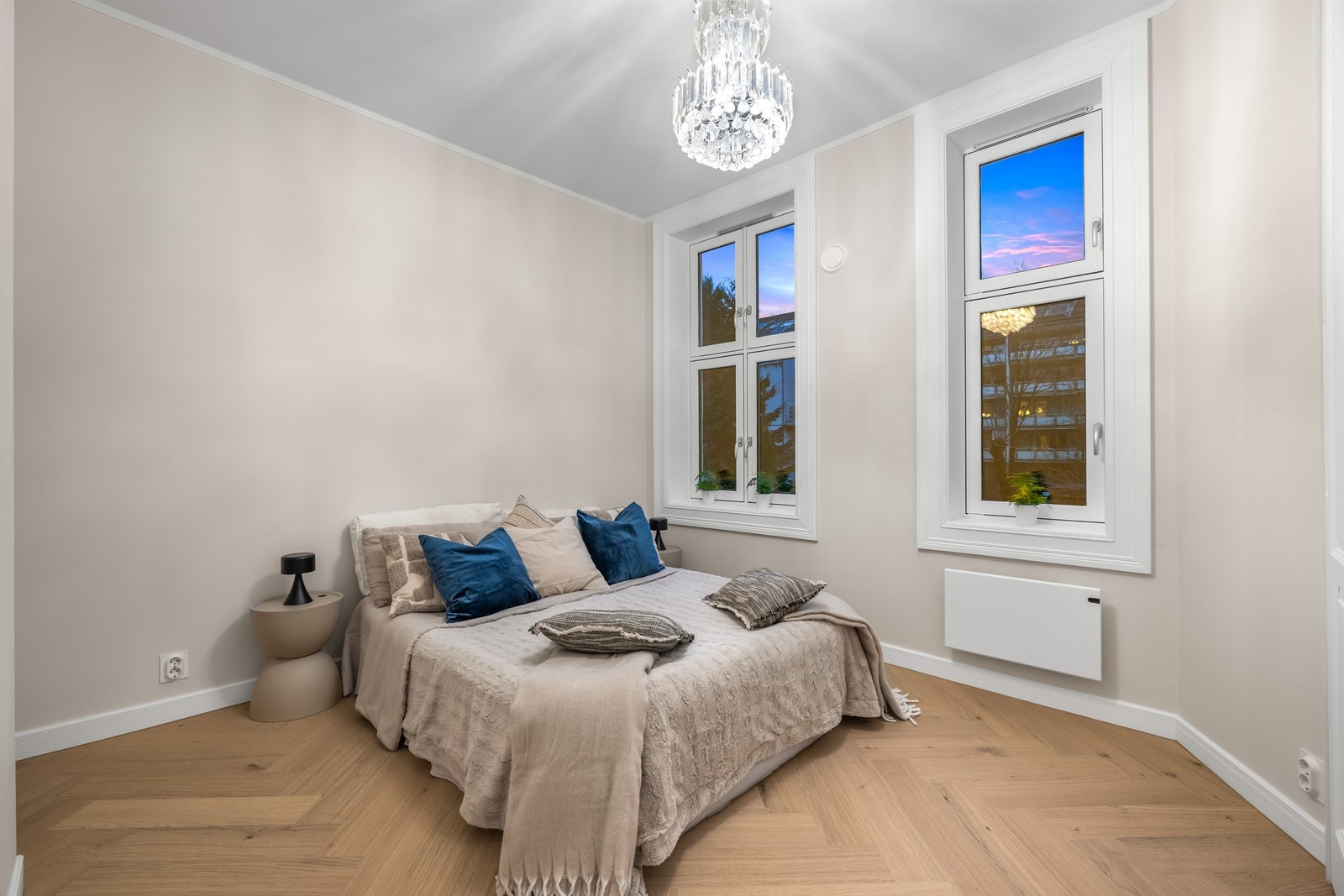 Soverom 2 har god plass til dobbeltseng og tilhørende møblement Galleribilde