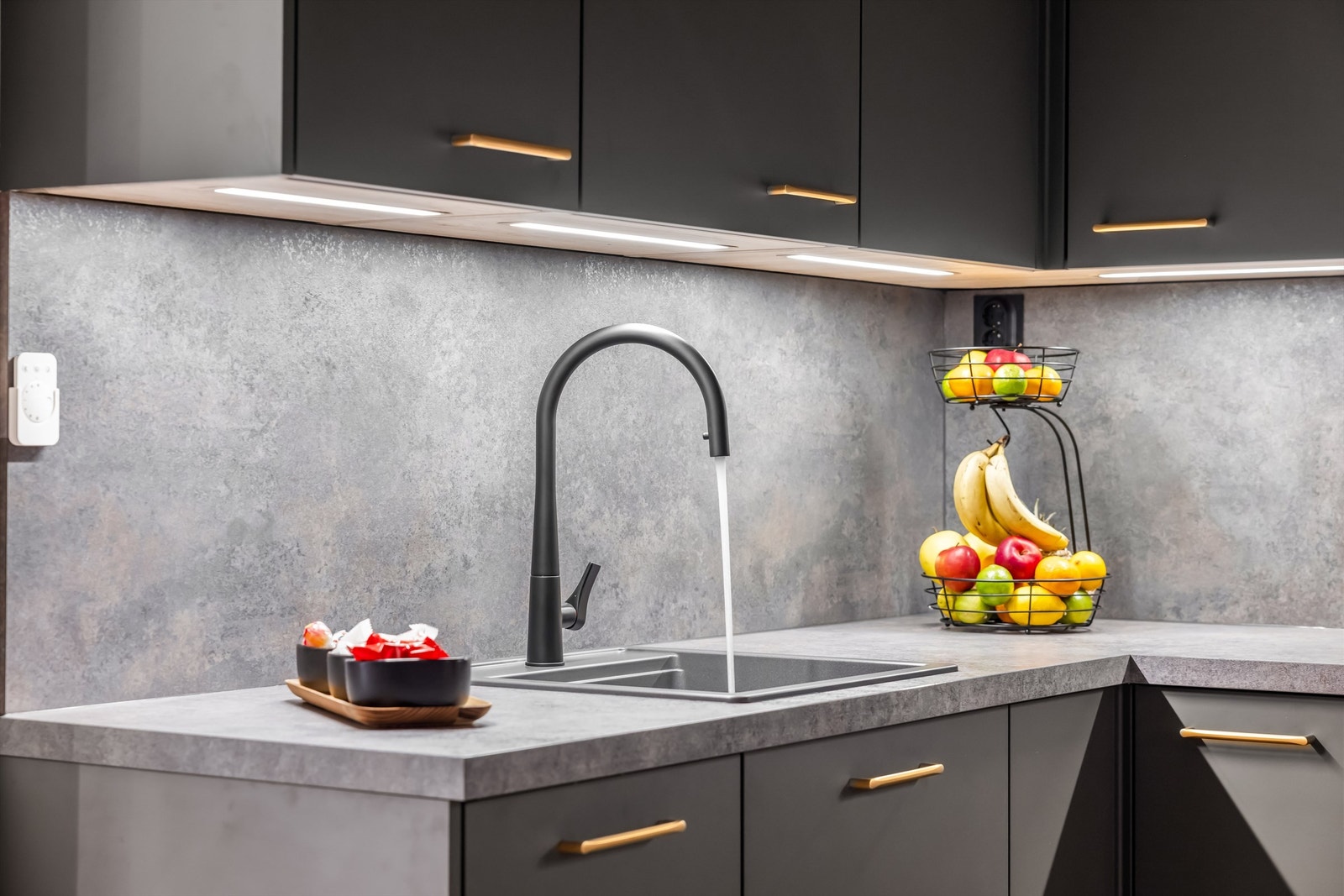 Moderne, sorte armaturer og detaljer går igjen på både kjøkken og bad. Galleribilde