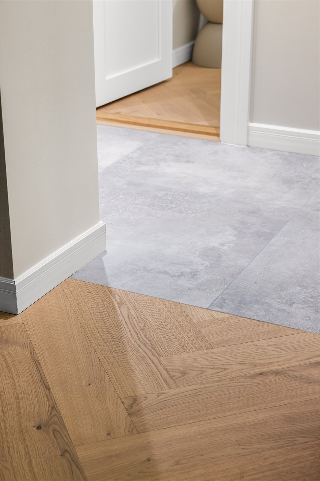 Overgangen mellom flis og fiskebensparkett markerer skillet mellom rommene Galleribilde