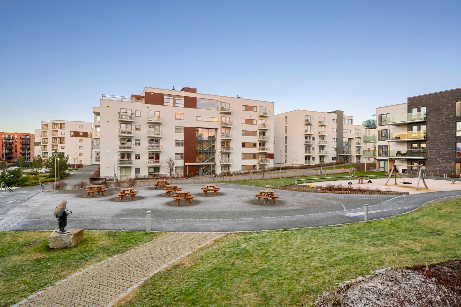 Boligen ligger i ett attraktivt område med alt man skulle trenge av service-fasiliteter i umiddelbar nærhet. Galleribilde