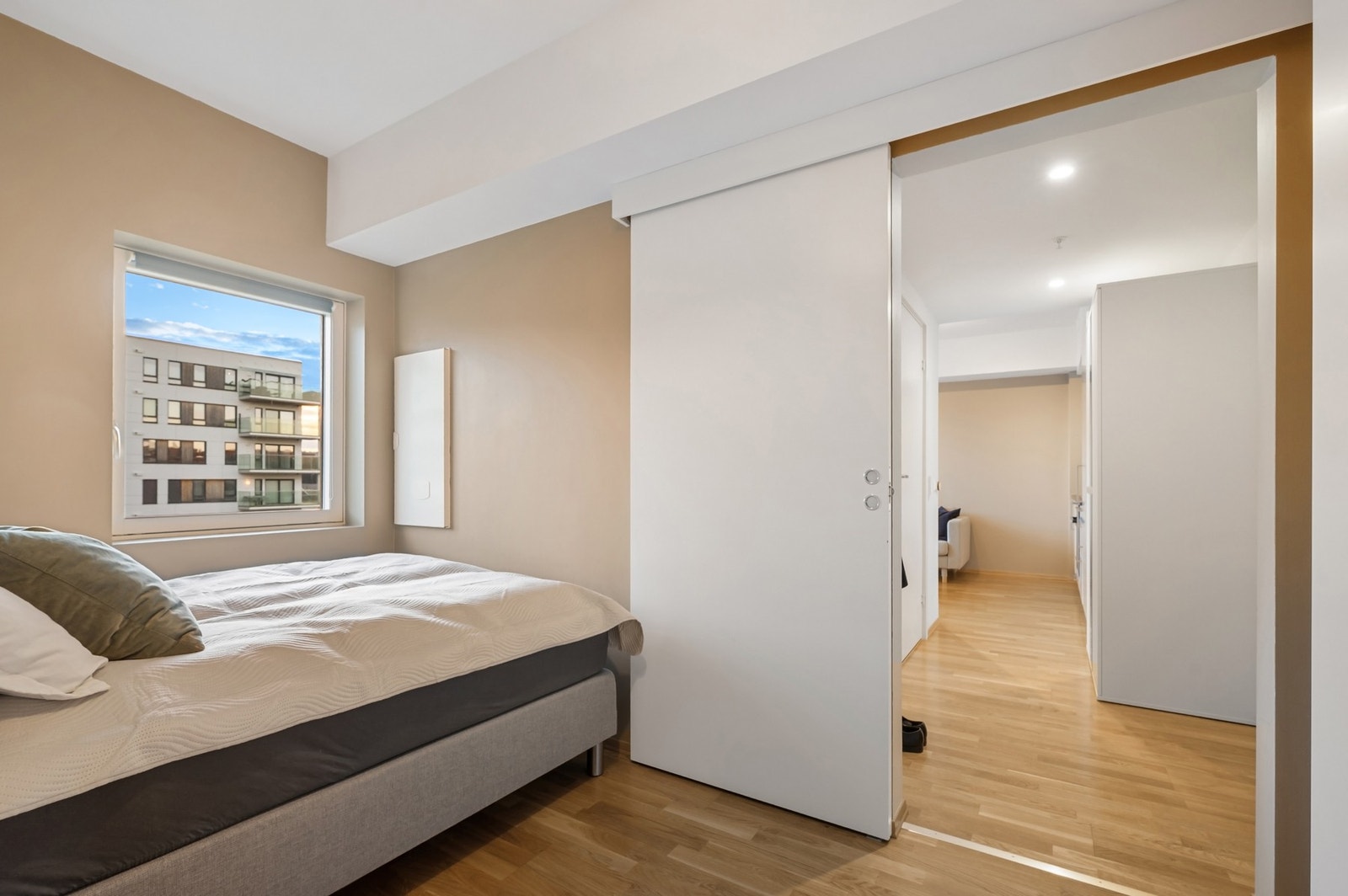 Boligen er utstyrt med fjernvarme som sin primære oppvarmingskilde, og har derfor lave strømkostnader. Galleribilde