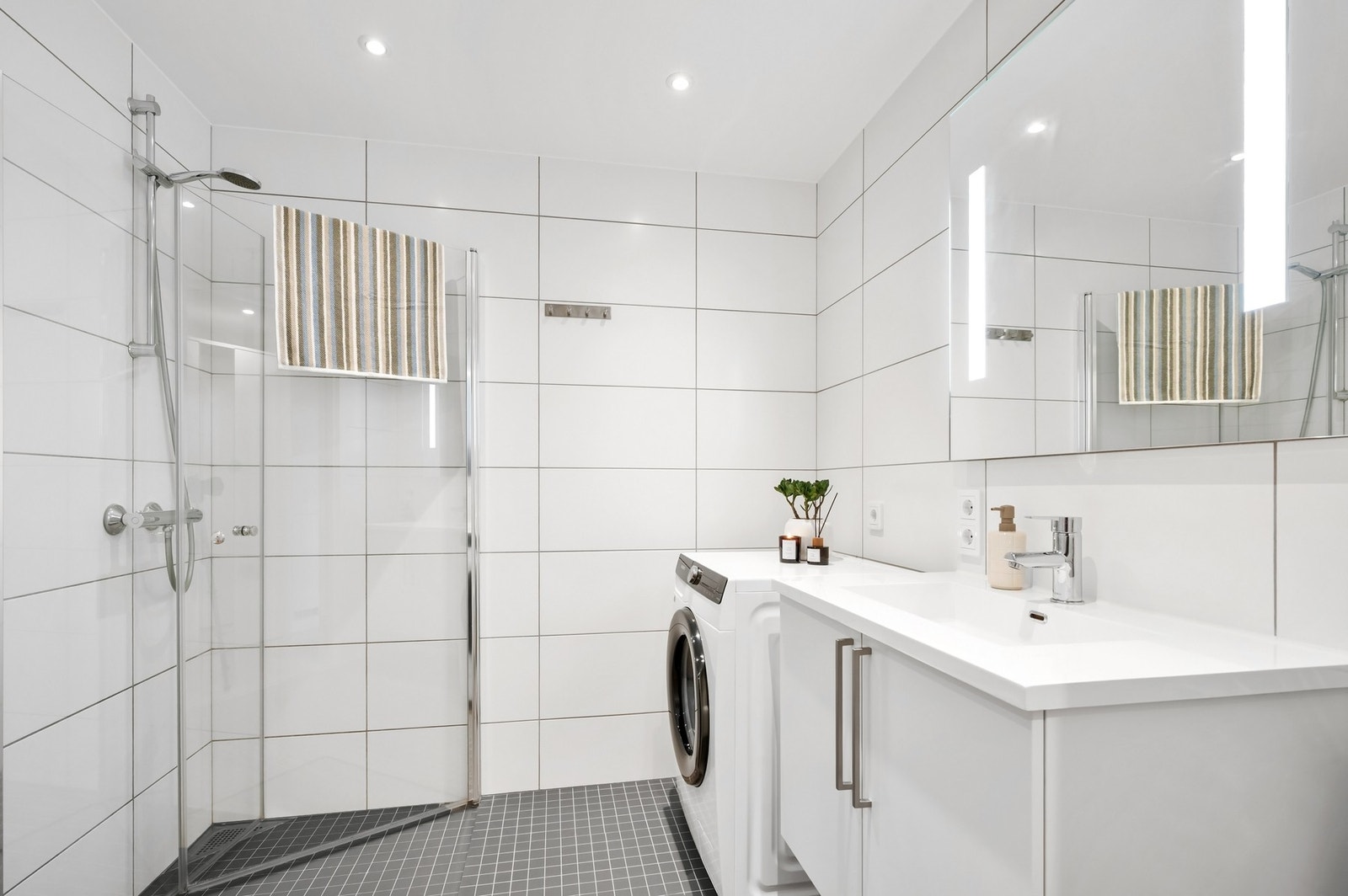 Flislagt baderom med varme i gulv og downlights i himling. Galleribilde