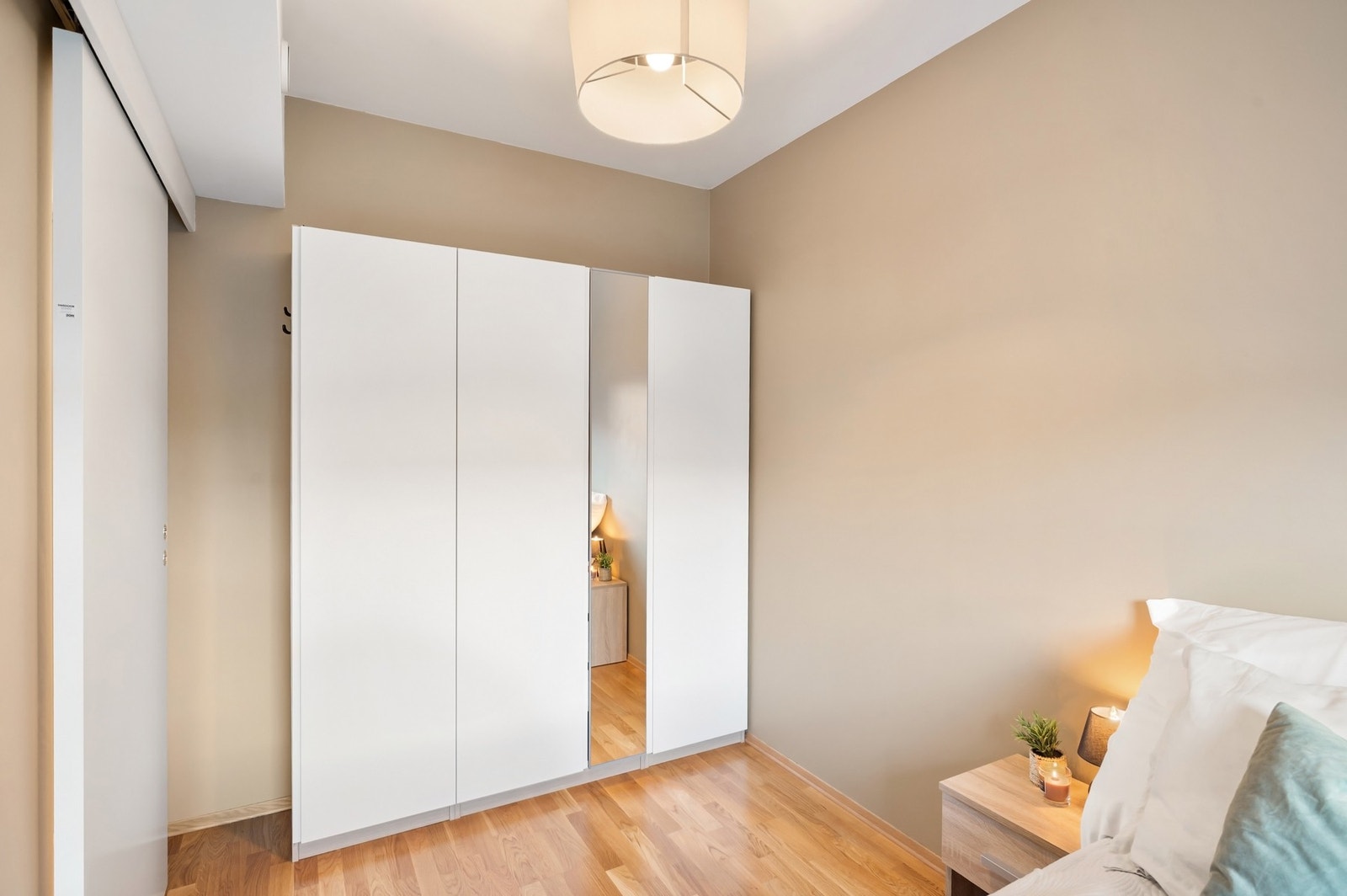 Soverommet er innredet med garderobeskap. Bod i kjelleren for oppbevaring. Galleribilde